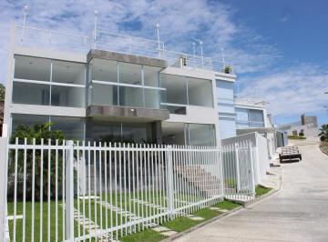 Casa · 240m² · 3 Recámaras · 2 Estacionamientos · Casa con Alberca en Fraccionamiento con Seguridad y Vista Al Lago de Tequesquitengo