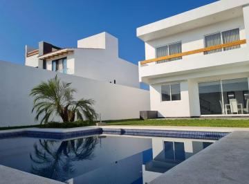 Casa · 140m² · 3 Recámaras · 2 Estacionamientos · Casa con Alberca en Fraccionamiento de Tequesquitengo