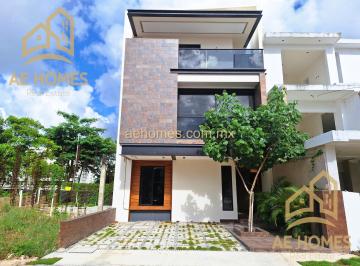 Casa · 242m² · 3 Recámaras · 2 Estacionamientos · Casa en Privada en Venta en Cancun Resd. Arbolada Zona Huayacan Ae203