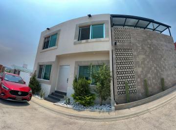 Casa · 121m² · 3 Recámaras · 2 Estacionamientos · Casa con Alberca en Fraccionamiento