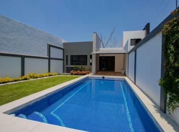 Casa · 180m² · 4 Recámaras · 2 Estacionamientos · Casa con Alberca y Jardín en Fraccionamiento con Seguridad