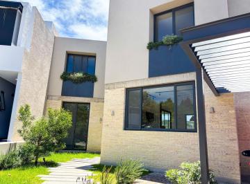 Casa en condominio · 312m² · 4 Recámaras · 2 Estacionamientos · Casa Nueva en Venta en Altozano