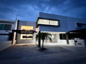 Casa de 4 habitaciones, Querétaro · Venta Casa en Fraccionamiento Cumbres del Lago