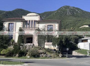 Casa · 924m² · 4 Recámaras · Casa en Renta en Santiago