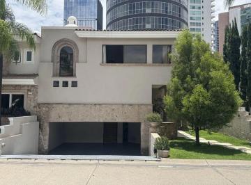 Casa · 410m² · 4 Recámaras · 2 Estacionamientos · Casa en Puerta de Hierro en Venta