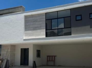 Casa · 315m² · 3 Recámaras · 3 Estacionamientos · Altares Residencial