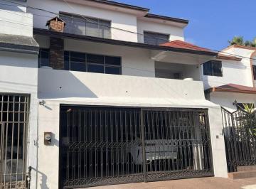 Casa · 352m² · 3 Recámaras · 2 Estacionamientos · Casa en Venta en Cumbres 5to Sector, Monterrey