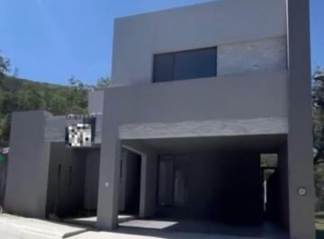 Casa · 250m² · 3 Recámaras · 2 Estacionamientos · Casa - Fraccionamiento Cumbres de Santiago