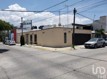 Local comercial · 236m² · 3 Recámaras · 2 Estacionamientos · Casa en Renta Como Local Comercial en Villas del Pedregal, en San Luis Potosí