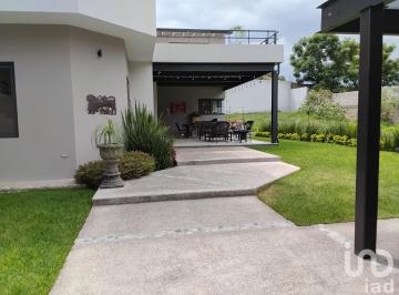 Casa · 320m² · 3 Recámaras · 2 Estacionamientos · Casa en Queretaro en Venta en Jurica