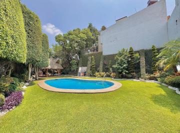 Casa en condominio de 3 habitaciones, Cuernavaca · Excelente Casa en Venta a Unos Pasos de Zona Dorada con Alberca