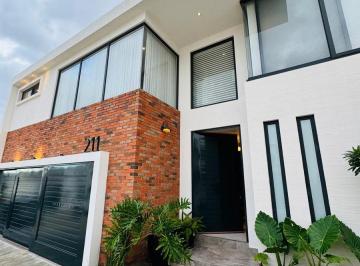 Casa · 437m² · 3 Recámaras · 3 Estacionamientos · Casa en Venta Cañada del Refugio, León Guanajuato