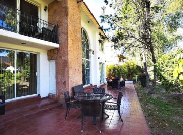 Casa · 598m² · 4 Recámaras · 4 Estacionamientos · Casa en Venta en Club Campestre de Golf