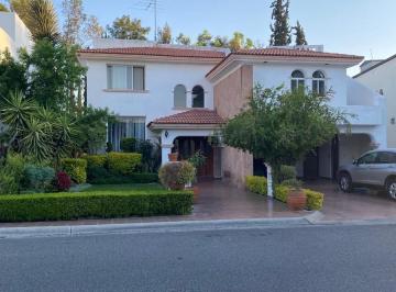 Casa · 598m² · 4 Recámaras · 4 Estacionamientos · Casa en Venta en Club Campestre de Golf