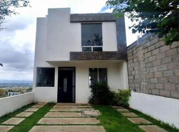 Casa · 130m² · 3 Recámaras · 2 Estacionamientos · Casa Sola en Venta en Fraccionamiento Hacienda del Sol, Tarímbaro, Michoacán