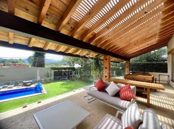 Casa de 4 habitaciones, Valle de Bravo · Casa en Venta en Avandaro