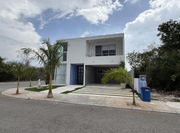 Casa · 420m² · 3 Recámaras · 4 Estacionamientos · Venta de Casa en Blanca Residencial Mérida Yucatán