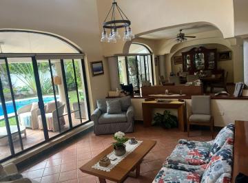 Casa · 600m² · 6 Recámaras · 4 Estacionamientos · Casa en Residencial Campestre