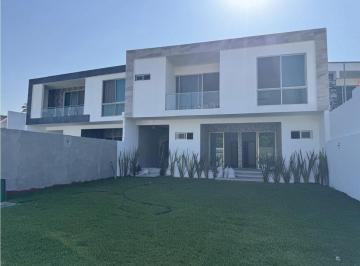 Casa · 300m² · 4 Recámaras · 3 Estacionamientos · Casa en Venta en Fraccionamiento Burgos