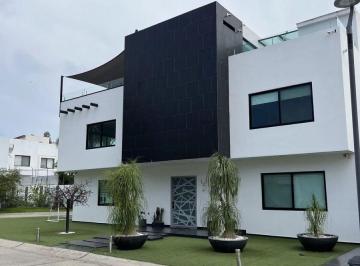 Casa de 4 habitaciones, Zapopan · Casa en Venta en Jardín Real