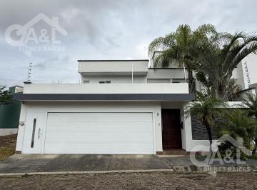 Casa · 288m² · 4 Recámaras · 2 Estacionamientos · Casa en Venta con Alberca Pedregal de Las Animas