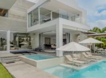 Villa · 850m² · 4 Recámaras · 5 Estacionamientos · Villa - Puerto Cancún