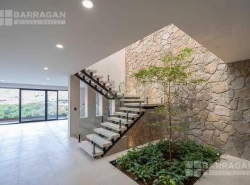 Casa · 619m² · 4 Recámaras · 3 Estacionamientos · Casa en Venta en Altozano, Acabados de Lujo con Sótano Panorámico y Salón de Juegos