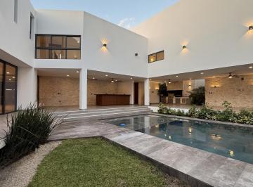 Casa · 988m² · 6 Recámaras · 6 Estacionamientos · Venta de Casa en Residencial Bosques de Altabrisa Mérida Yucatán