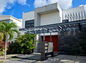 Casa · 398m² · 4 Recámaras · 4 Estacionamientos · Casa en Venta en Residencial Lagos del Sol
