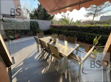 Casa · 240m² · 2 Estacionamientos · Kl/ Casa en Venta, Privada con Bonitas Areas Verdes y Vigilancia.