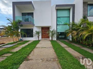 Casa · 264m² · 3 Recámaras · 2 Estacionamientos · Hermosa Villa en Bahía de Banderas, en La Riviera Nayarit