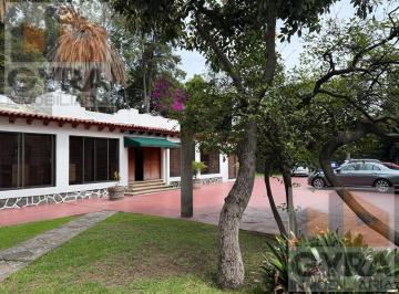 Casa · 594m² · 4 Recámaras · 10 Estacionamientos · Venta de Casa con Gran Jardín en Colonia Banjidal