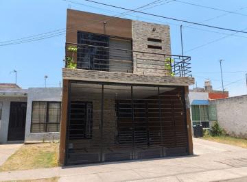 Casa de 5 habitaciones, Zapopan · Calle Privada Rio Blanco No. 1635 Int. 50 Fracc Parques Tesistan 5 Recamaras 3 Wc Studio
