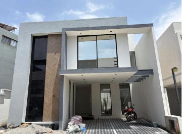 Casa · 292m² · 4 Recámaras · 2 Estacionamientos · Casa en Venta Fraccionamiento Real de Volcanes