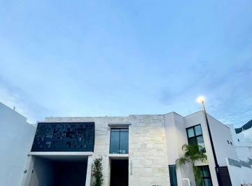 Casa · 450m² · 3 Recámaras · 4 Estacionamientos · Casa - Vistancias 1er Sector