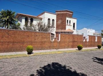Casa · 472m² · 4 Recámaras · 6 Estacionamientos · Residencia en Fraccionamiento Privado en Metepec México.