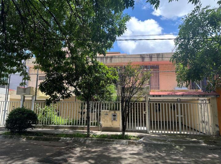 Casa · 607m² · 6 Recámaras · 2 Estacionamientos
