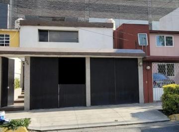 Casa de 3 habitaciones, Tlalnepantla de Baz · Casa en Venta con 3 Recámaras en Col. Valle Dorado, 165 m² Terreno.