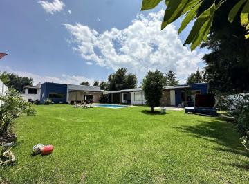 Casa · 320m² · 4 Recámaras · 4 Estacionamientos · ? Casa de Campo en Renta en Acatitlán, Valle de Bravo