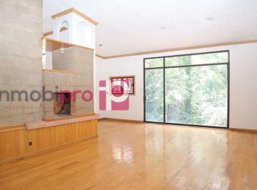 Casa · 410m² · 5 Recámaras · 5 Estacionamientos · Amplia y Elegante Casa en Venta con Jardín en Lomas Quebradas