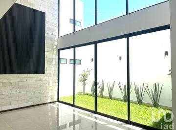 Casa · 340m² · 3 Recámaras · 2 Estacionamientos · Casa en Venta en Villamagna con Recamara en Planta Baja y Roof Top en San Luis Potosi
