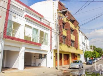 Casa · 404m² · 15 Recámaras · 6 Estacionamientos · Casa en Renta Para Oficinas y Negocio Comercial en Lasw Palmas y con Departamento en El Tercer Piso