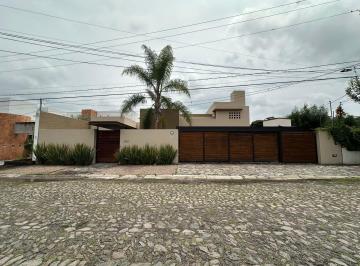 Casa · 490m² · 4 Recámaras · 6 Estacionamientos · Amplia Casa de Una Sola Planta en Villas del Mesón!