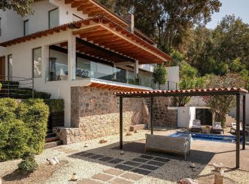Casa · 1080m² · 6 Recámaras · 6 Estacionamientos · Lujosa Residencia Amueblada en Renta en Valle de Bravo!
