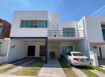 Casa en condominio · 310m² · 3 Recámaras · 2 Estacionamientos · Amplia Casa en Venta en Cumbres del Lago, Juriquilla! con Roof Garden!