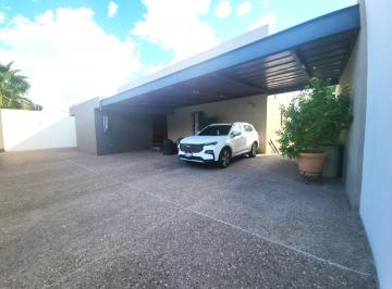 Casa · 701m² · 3 Recámaras · 3 Estacionamientos · Casa en Venta en Villas del Mesón Juriquilla, Querétaro. Vista Al Campo de Golf!