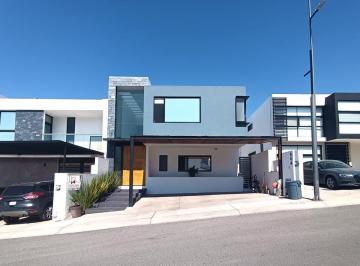 Casa · 350m² · 4 Recámaras · 2 Estacionamientos · Casa en Venta en Lomas de Juriquilla, Querétaro! con Sótano, Amplio Jardín y 4 Recámaras