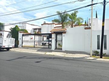 Casa · 250m² · 3 Recámaras · 3 Estacionamientos · Amplia Casa de Una Planta en Venta en Villas del Mesón!