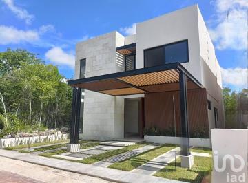 Casa · 268m² · 4 Recámaras · 2 Estacionamientos · Casa en Venta Via Cumbres