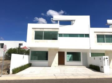 Casa · 285m² · 3 Recámaras · 3 Estacionamientos · Amplia y Moderna Casa en Venta en Lomas de Juriquilla!